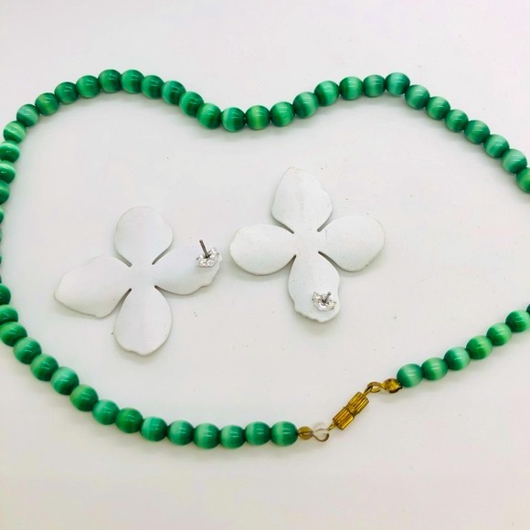 Vintage Green Moonglow Bead Necklace & Mod Flower Earrings - Picture 6 of 13